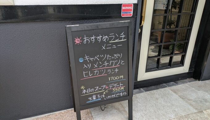駐車場と外観