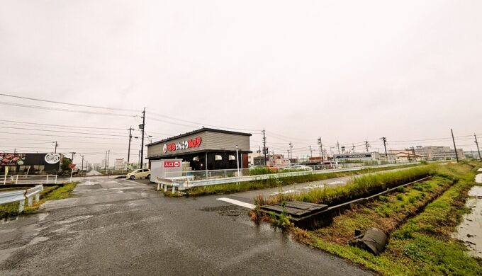 駐車場と外観