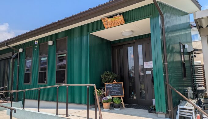 駐車場と外観