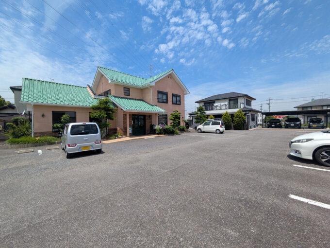 駐車場と外観
