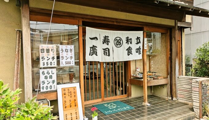 駐車場と外観