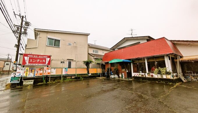駐車場と外観