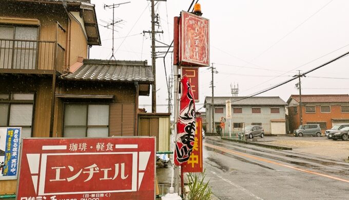 駐車場と外観