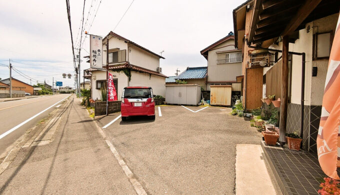 駐車場と外観