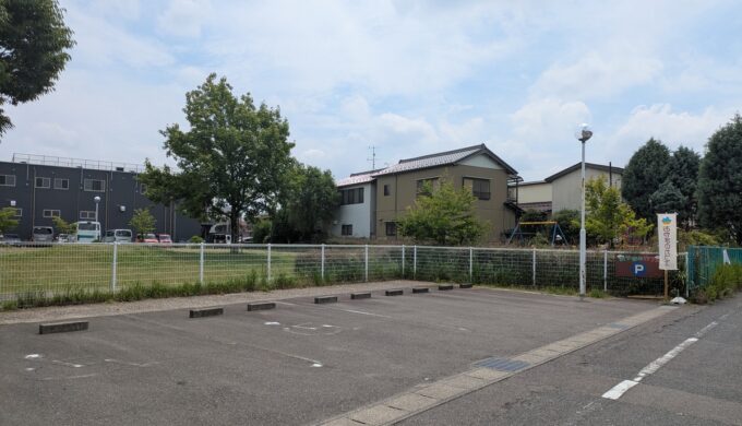 駐車場と外観