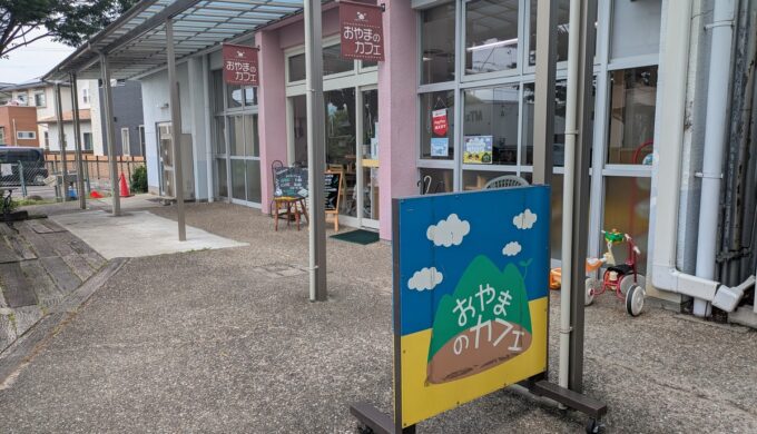 駐車場と外観