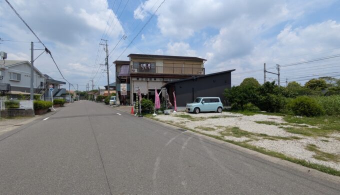 駐車場と外観