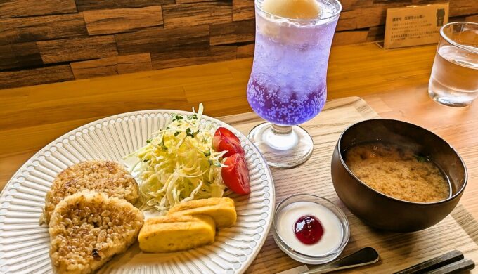 焼きおにぎりとネオンカシスクリームソーダ