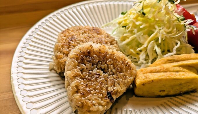 焼きおにぎりとネオンカシスクリームソーダ
