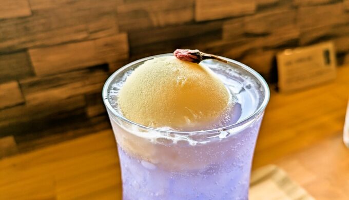 焼きおにぎりとネオンカシスクリームソーダ