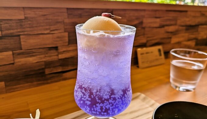 焼きおにぎりとネオンカシスクリームソーダ