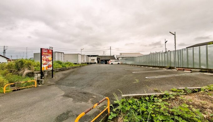 駐車場と外観