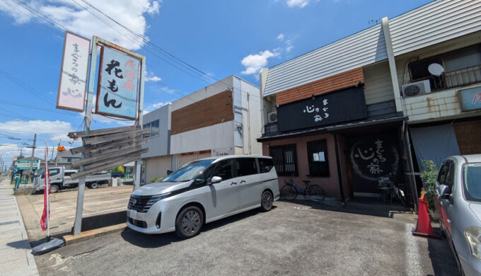 駐車場と外観