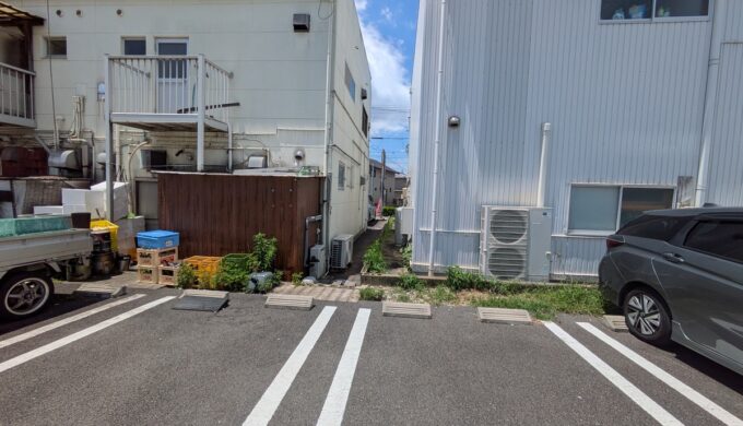 駐車場と外観