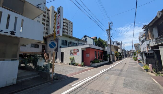駐車場と外観