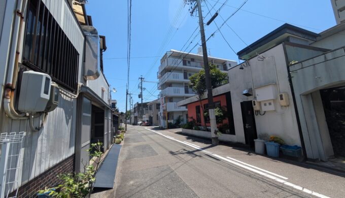 駐車場と外観