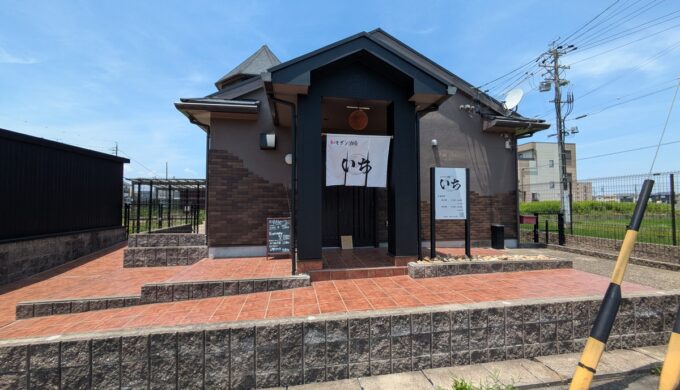 駐車場と外観