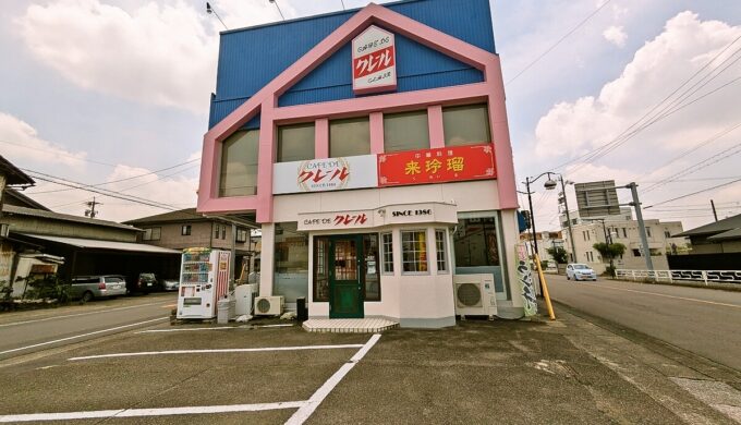駐車場と外観