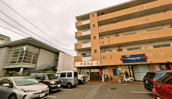 駐車場と外観