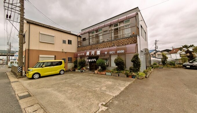 駐車場と外観