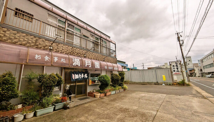 駐車場と外観
