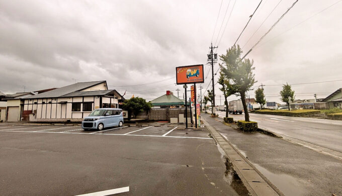 駐車場と外観