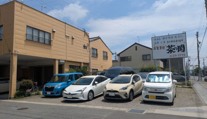 駐車場と外観