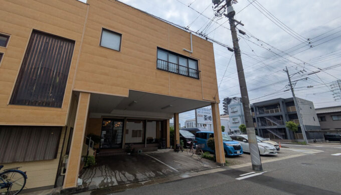 駐車場と外観