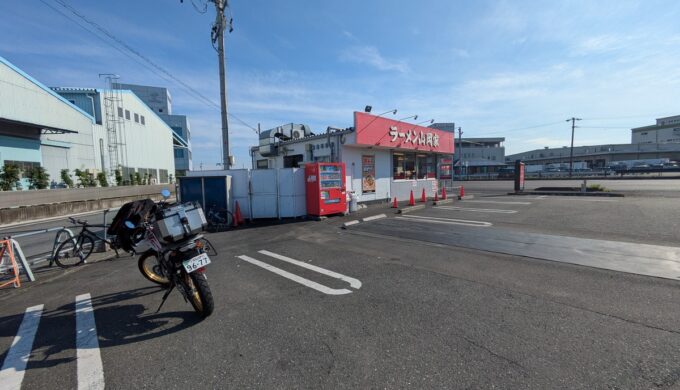 駐車場と外観