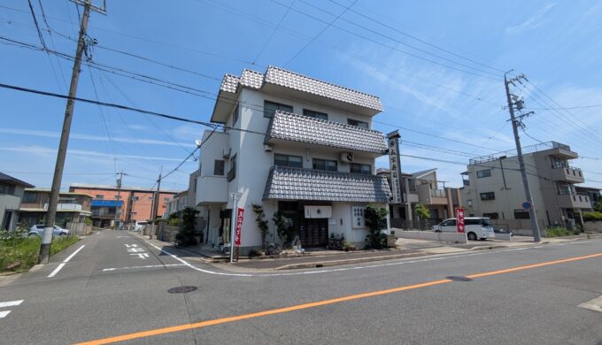 駐車場と外観