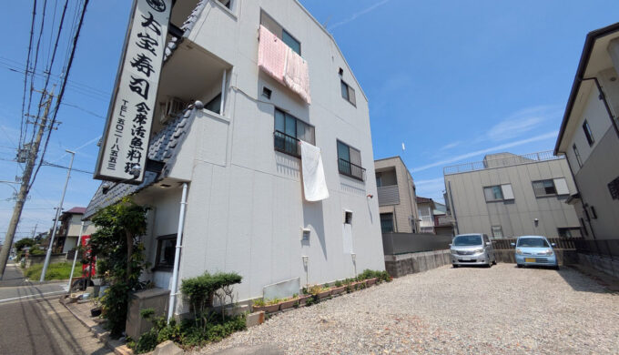 駐車場と外観