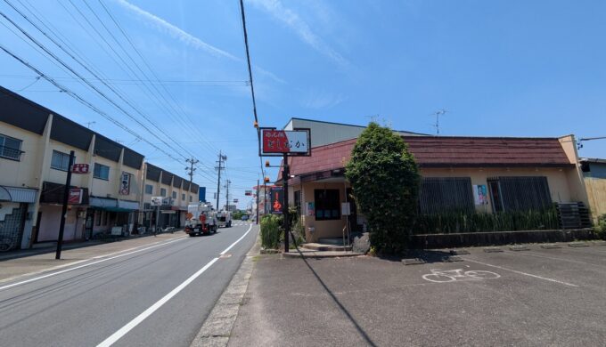 駐車場と外観