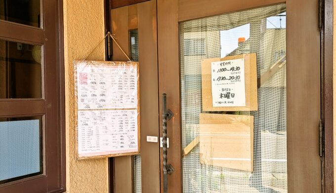 駐車場と外観