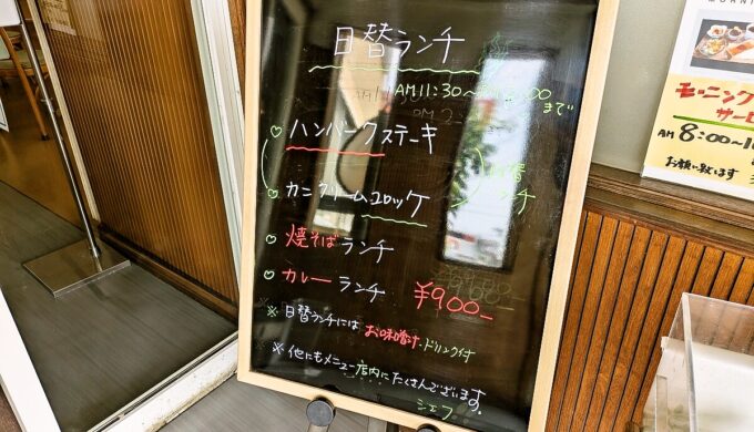 駐車場と外観