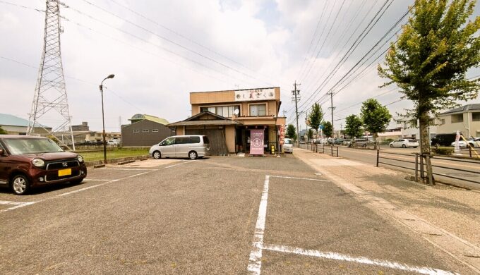 駐車場と外観