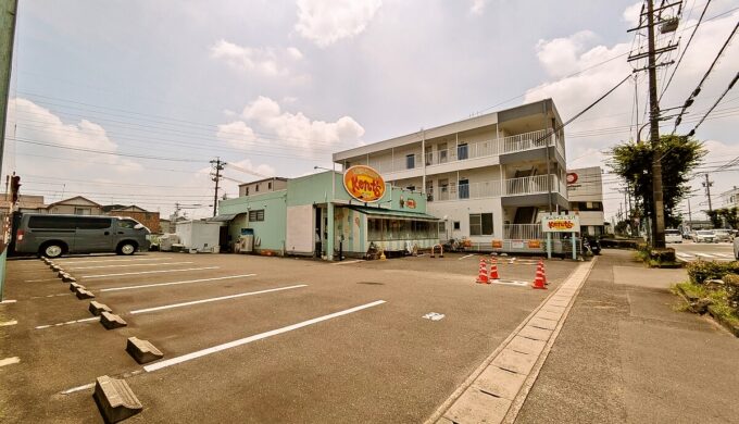 駐車場と外観