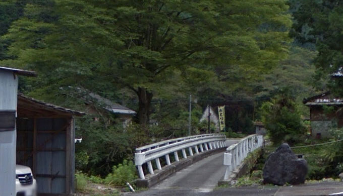 駐車場と外観