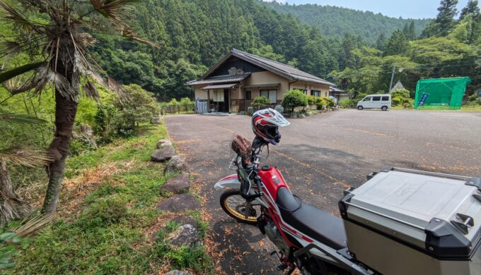 駐車場と外観