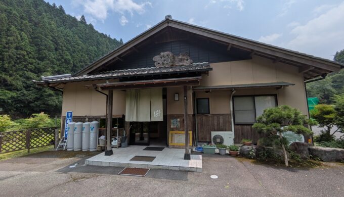 駐車場と外観