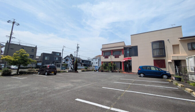 駐車場と外観