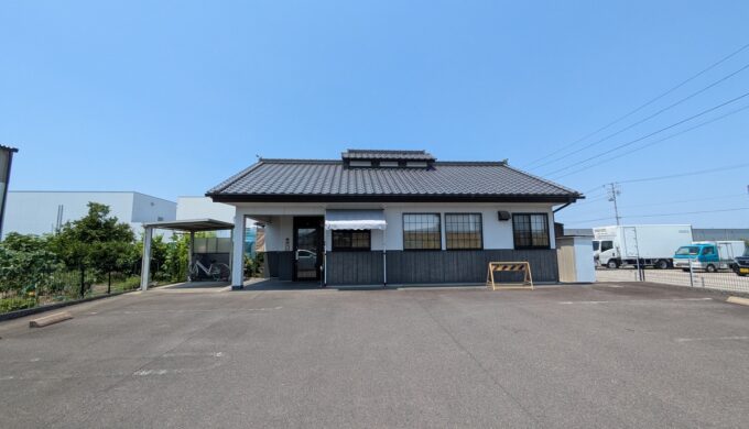 駐車場と外観