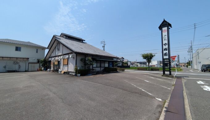 駐車場と外観