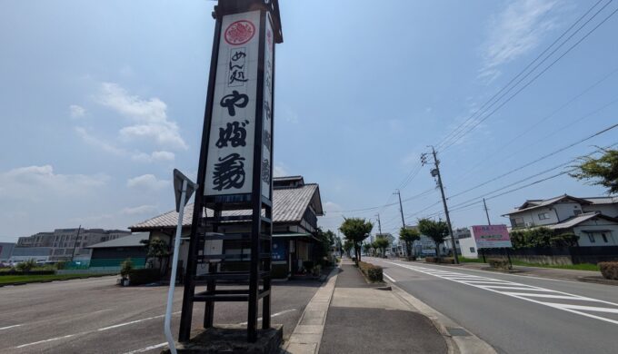 駐車場と外観