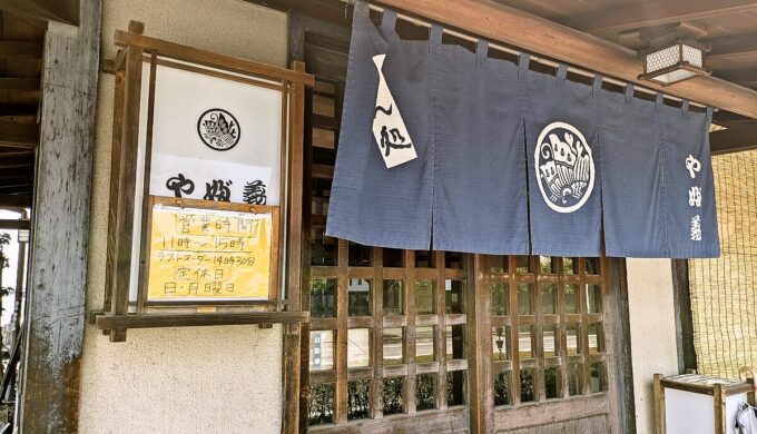 駐車場と外観