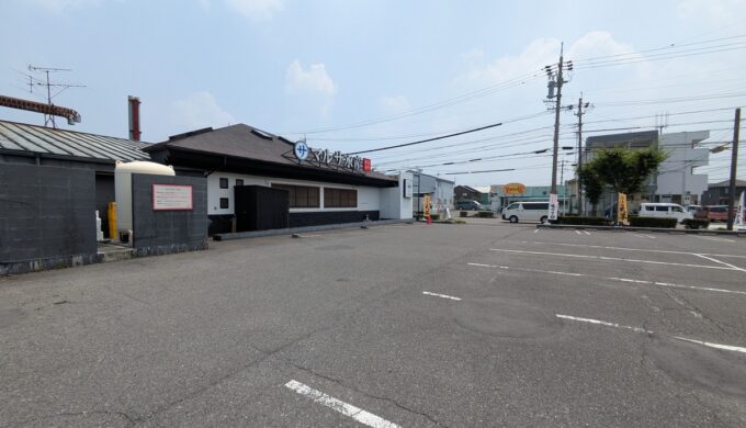 駐車場と外観