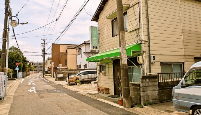 駐車場と外観