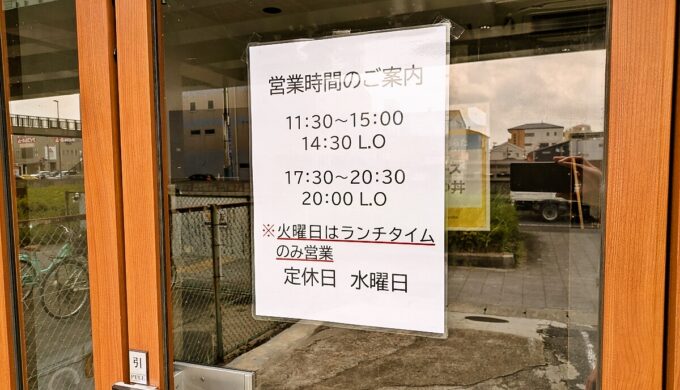駐車場と外観