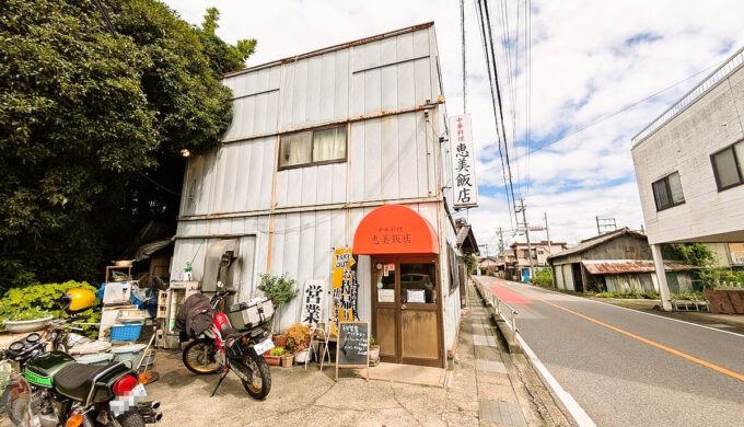 駐車場と外観