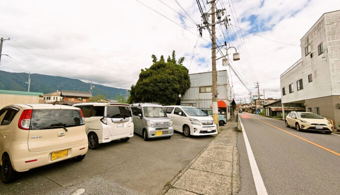 駐車場と外観