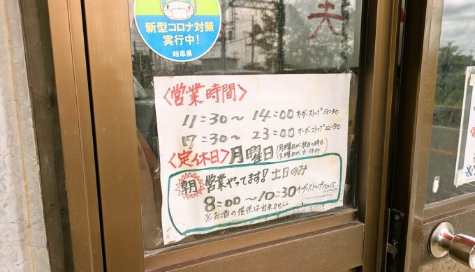 駐車場と外観